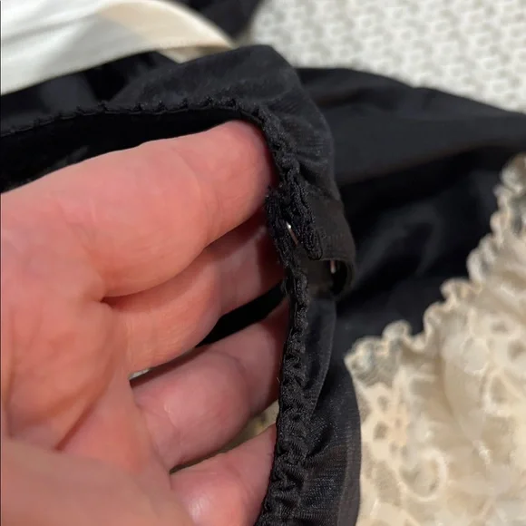 🌹Vintage Union Made Flair Black Chemise with Cream Lace🌹 - Picture 6 of 7